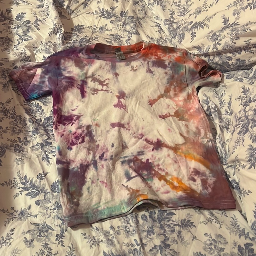 I’m selling a tie diy shirt that I do not like anymore. (Has never been worden.)